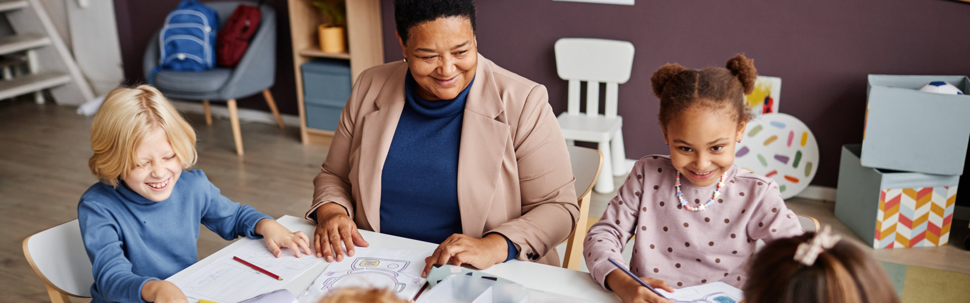 kids do a drawing with the teacher